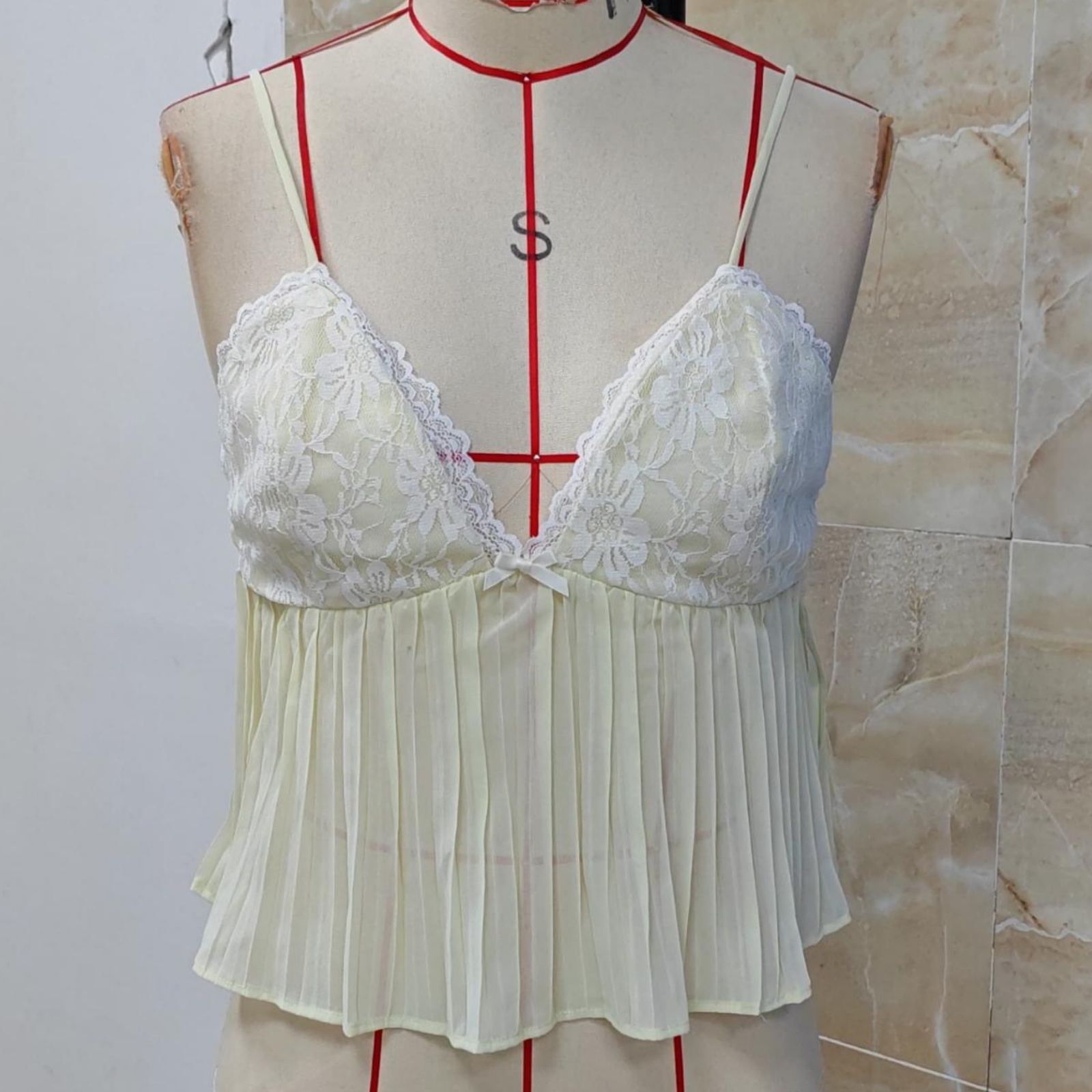 Sommer schwarzes Spitzen-Unter – Cami Top Lace Bewertung und Preis